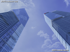 塑制层叠错动的现代流线米超双子塔以“奇山峻